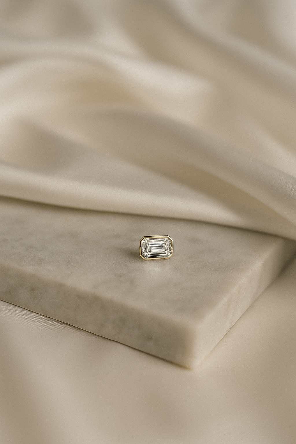 Emerald Cut Bezel Studs Aretes