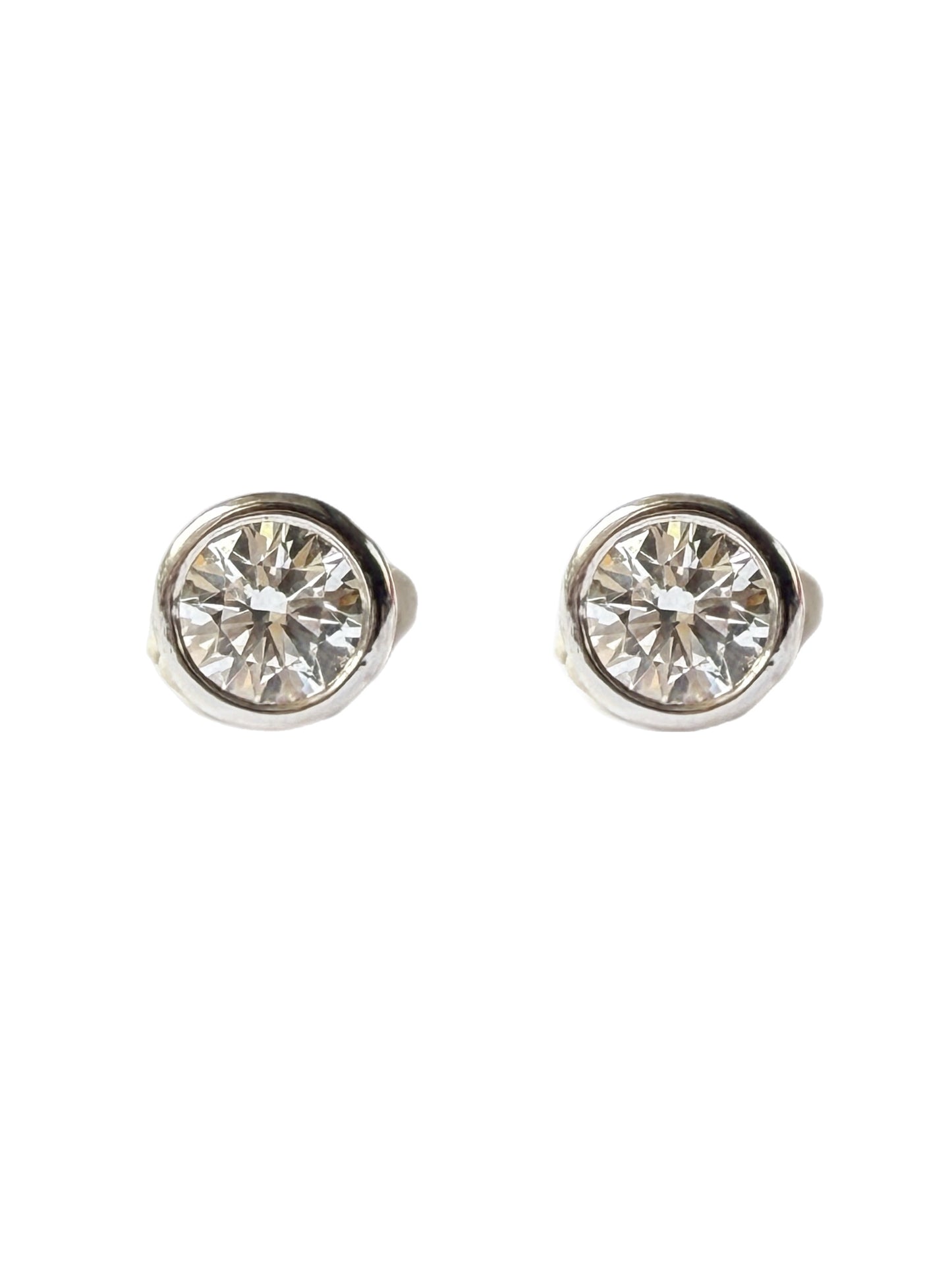Orbit Bezel Lab Studs Aretes