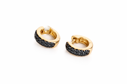 Mini black Huggies Aretes