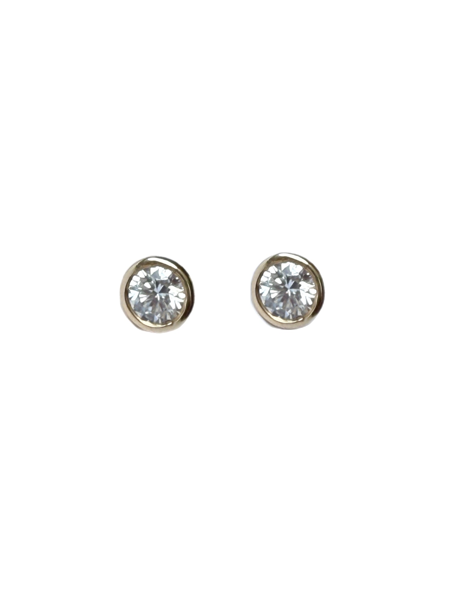 Orbit Bezel Lab Studs Aretes