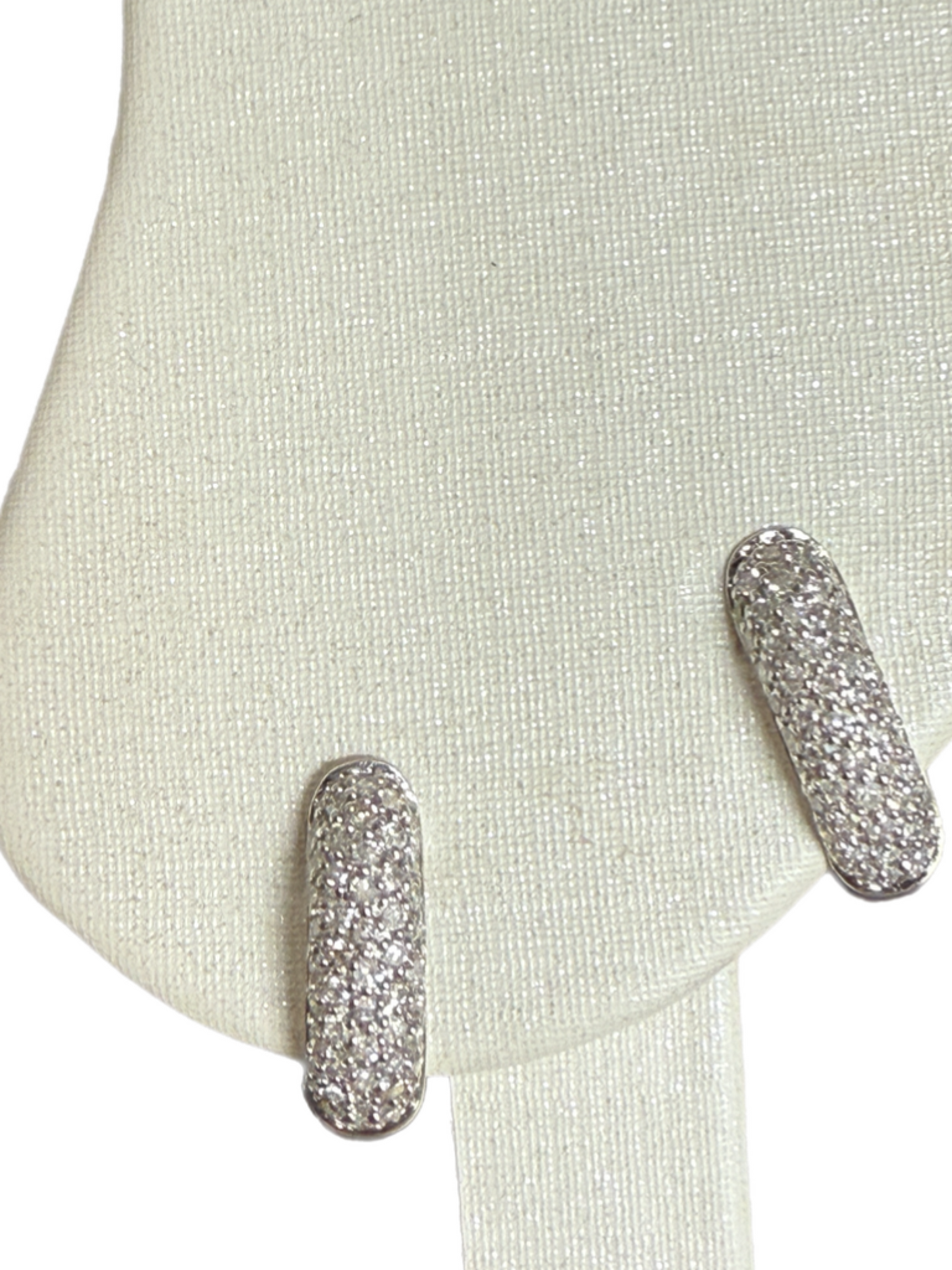 Huggies Pavé Blancos Aretes