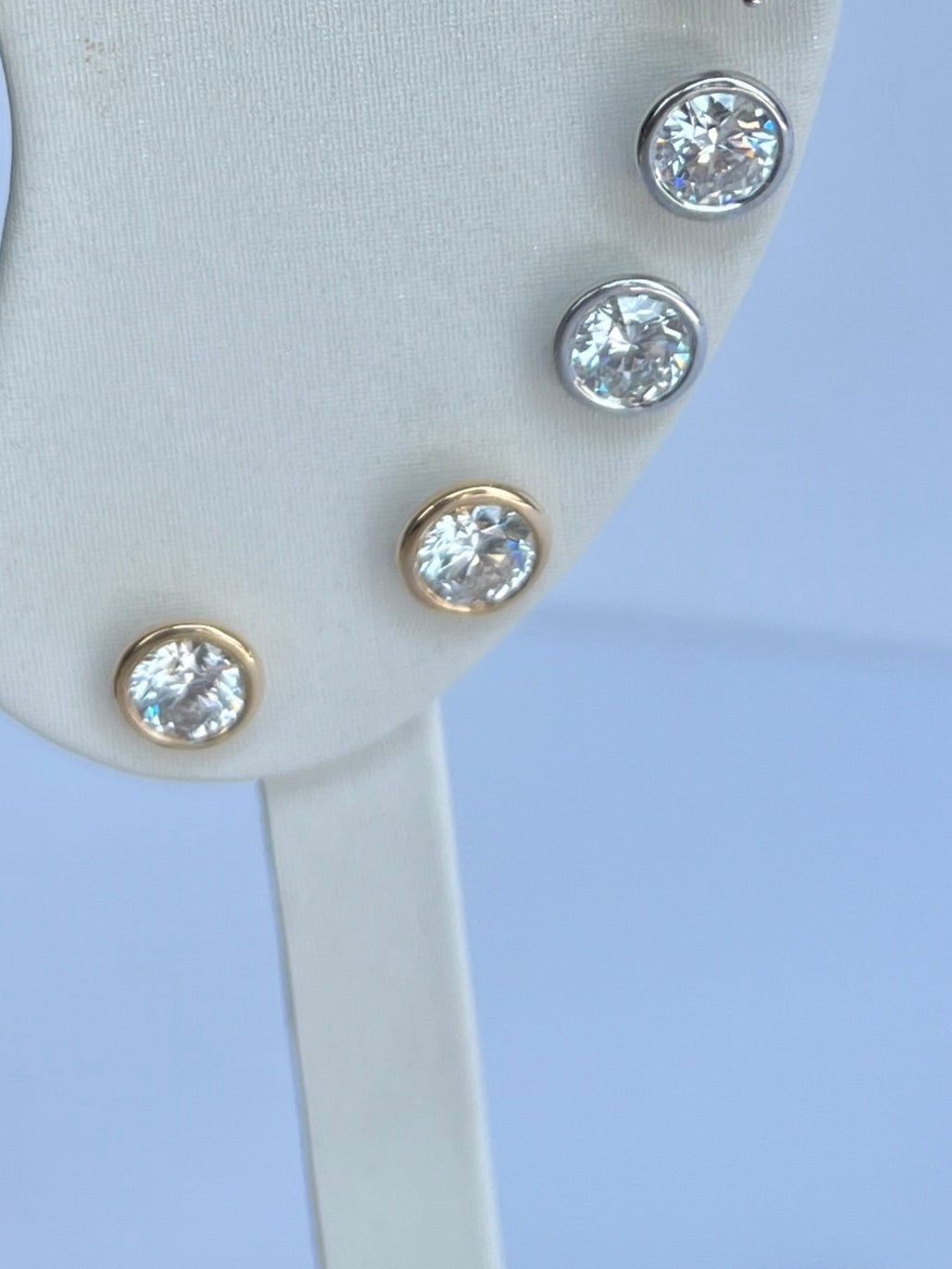 Orbit Bezel Lab Studs Aretes